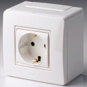 ДКС 10482 Коробка в сборе с силовой розеткой, белая DKC